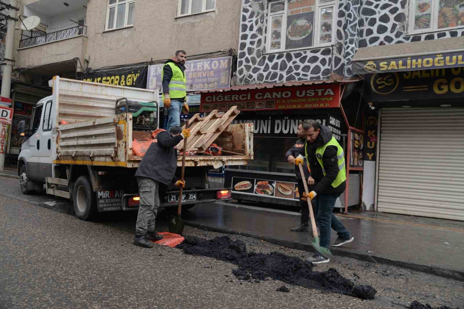 Yoğun kar, don ve tuzlama sonrası bozulan yollarda onarım çalışması başlatıldı