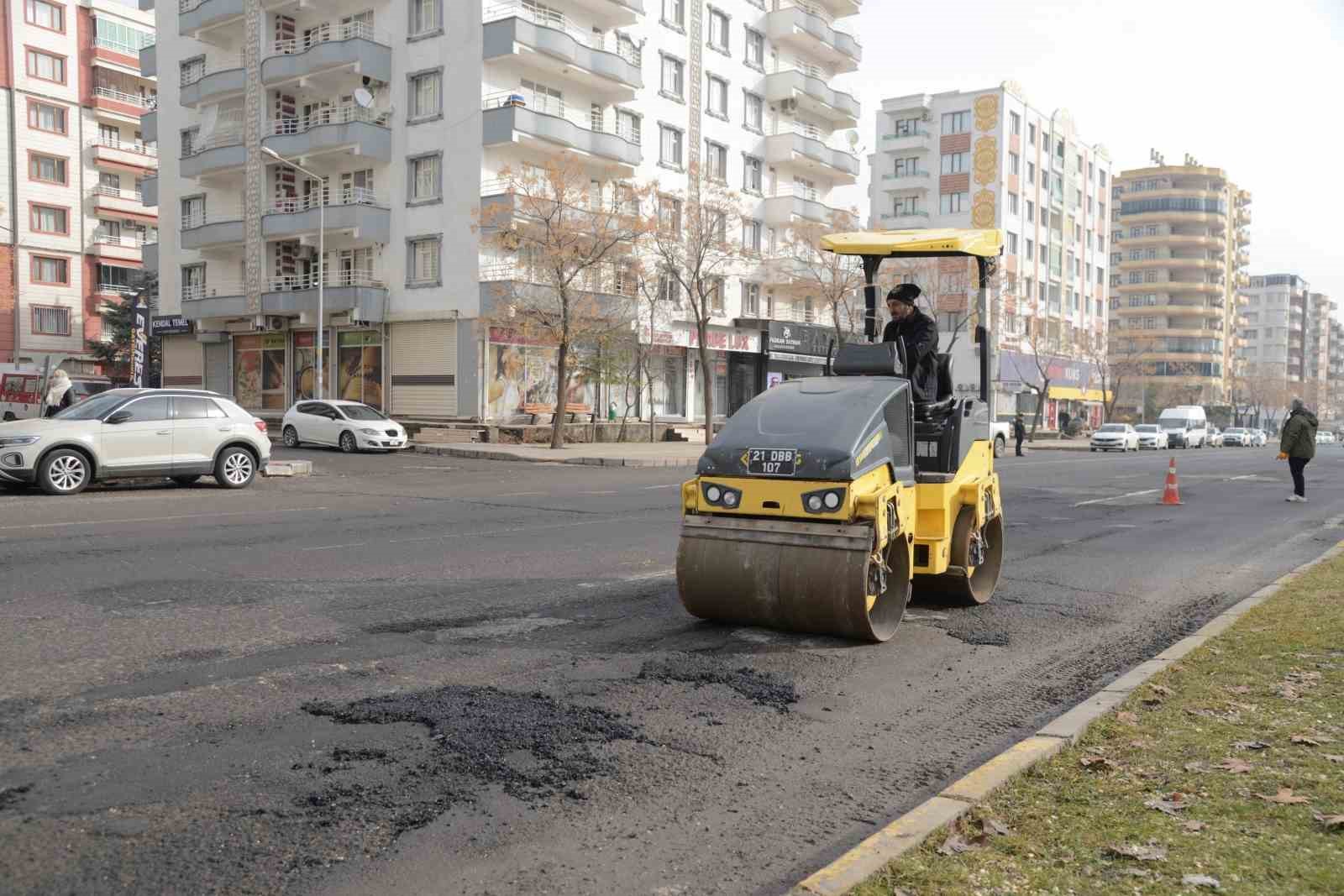 Yoğun kar, don ve tuzlama sonrası bozulan yollarda onarım &ccedil;alışması başlatıldı
