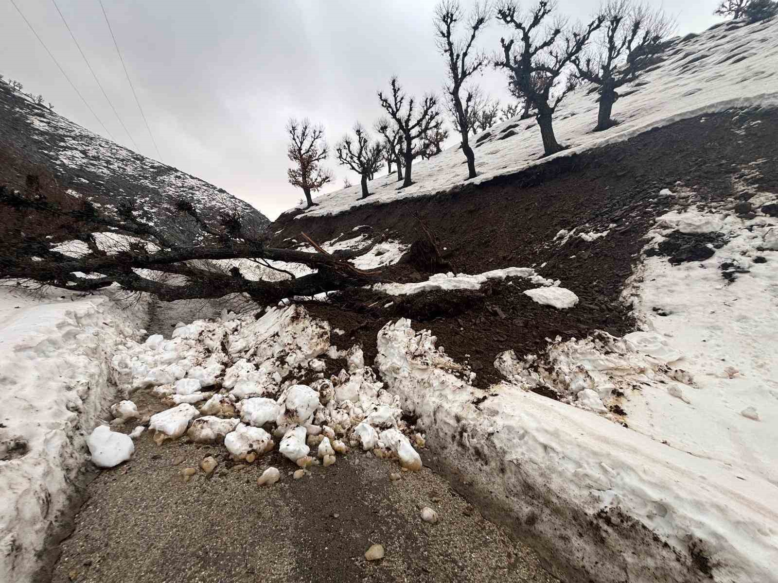 Batman’da heyelan paniği: Köy minibüsü yolda mahsur kaldı