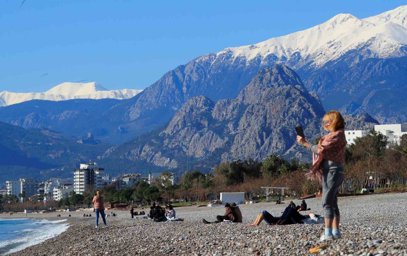 Antalya’da karlı dağların gölgesinde deniz keyfi