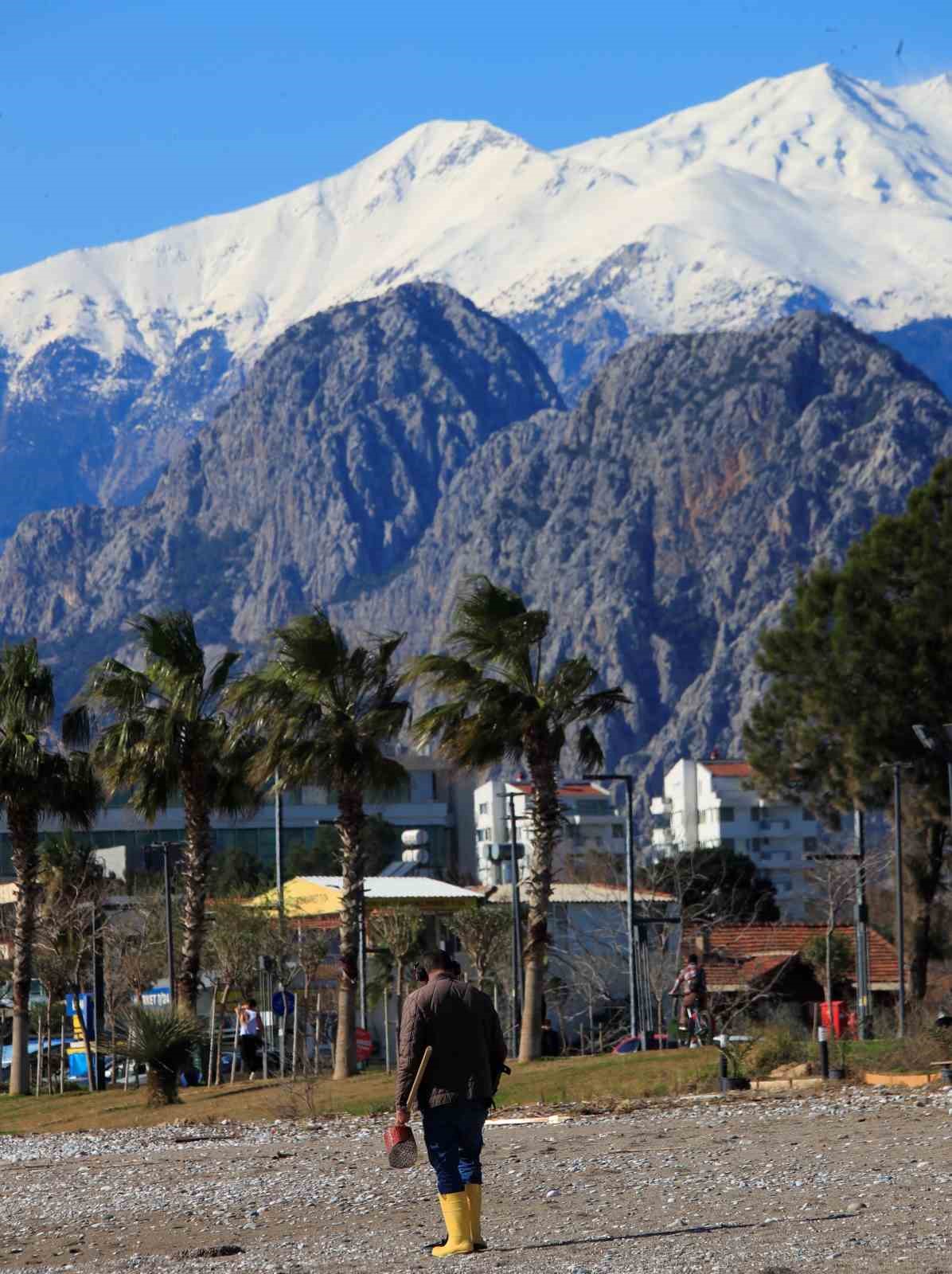 Antalya&rsquo;da karlı dağların g&ouml;lgesinde deniz keyfi
