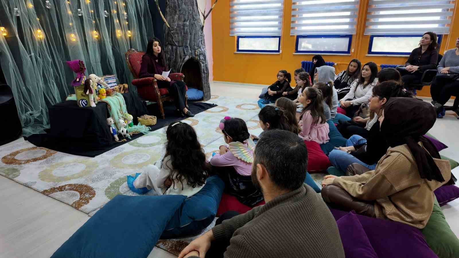 Aileler masal at&ouml;lyesinde buluştu
