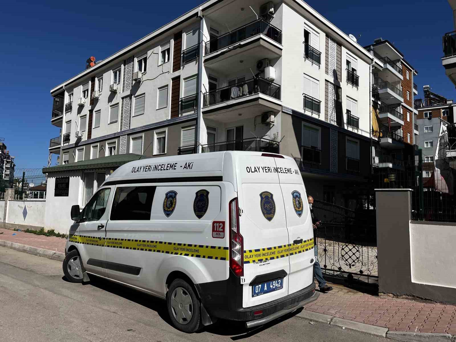 Antalya&rsquo;da tartıştığı 37 haftalık hamile eşini dizlerinden vurdu
