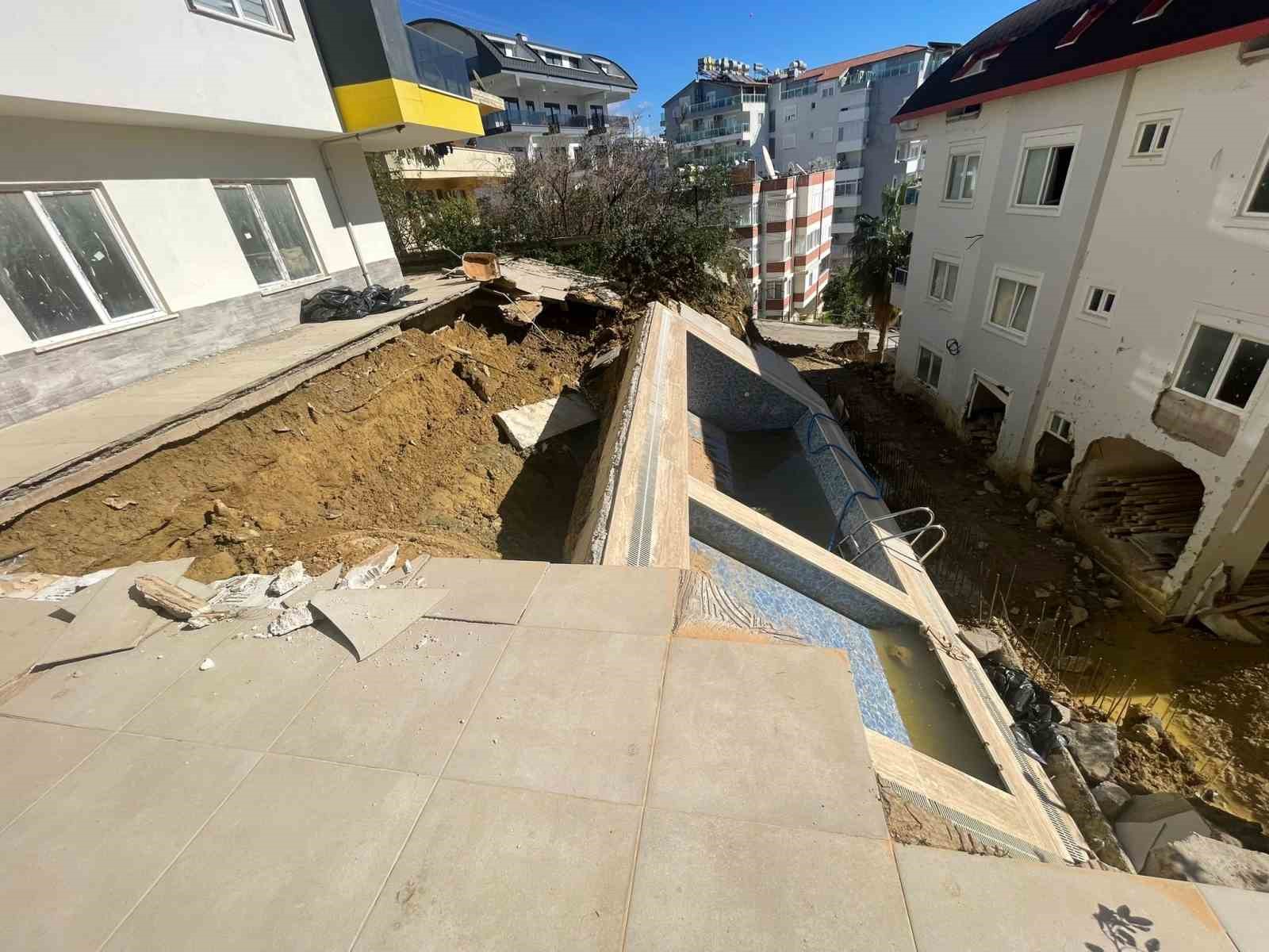 Sağanak sonrası apartman bahçesindeki havuz çöktü, 7 katlı apartman tahliye edildi