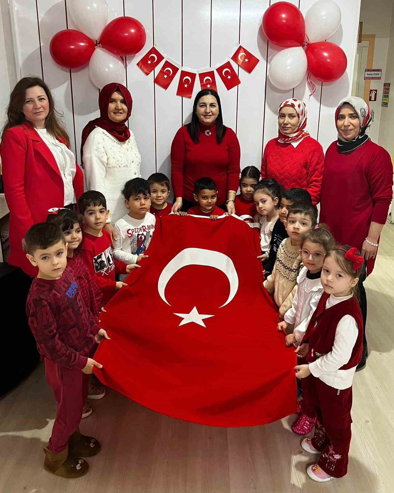 Balıkesir’de eğitimde ikinci dönem bayrak sevgisiyle başladı