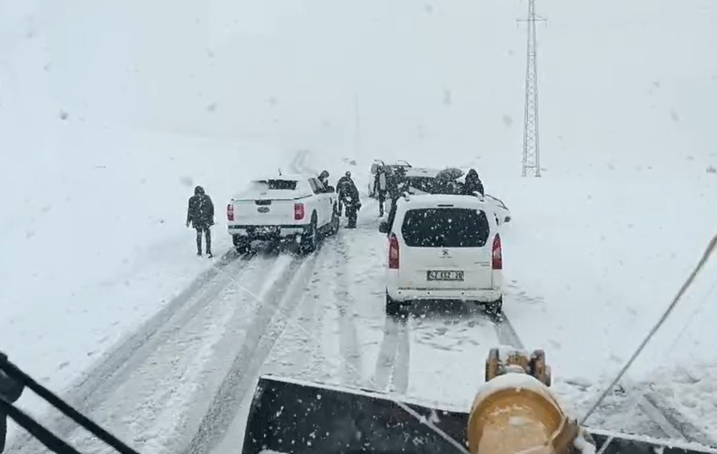 Muş’ta fırtına nedeniyle mahsur kalan 3 araç kurtarıldı
