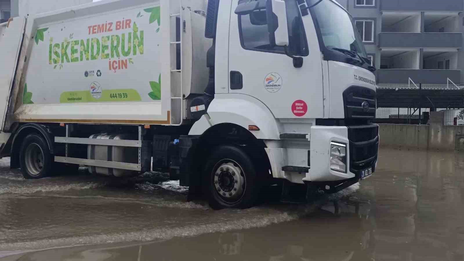 Göle dönen yol yüzünden derse gidemeyen üniversite öğrencisi "Derse gelemeyeceğim" diyerek hocasına seslendi