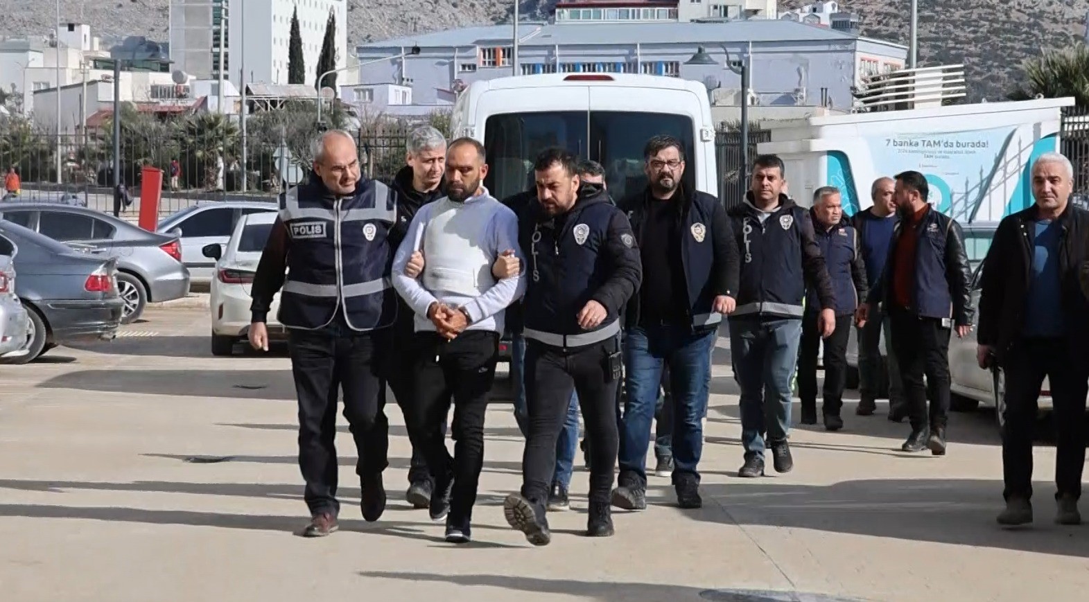 Köy kuşatıldı, katiller ile onlara yardım edenler yakalandı: 4 şüpheli adliyeye sevk edildi
