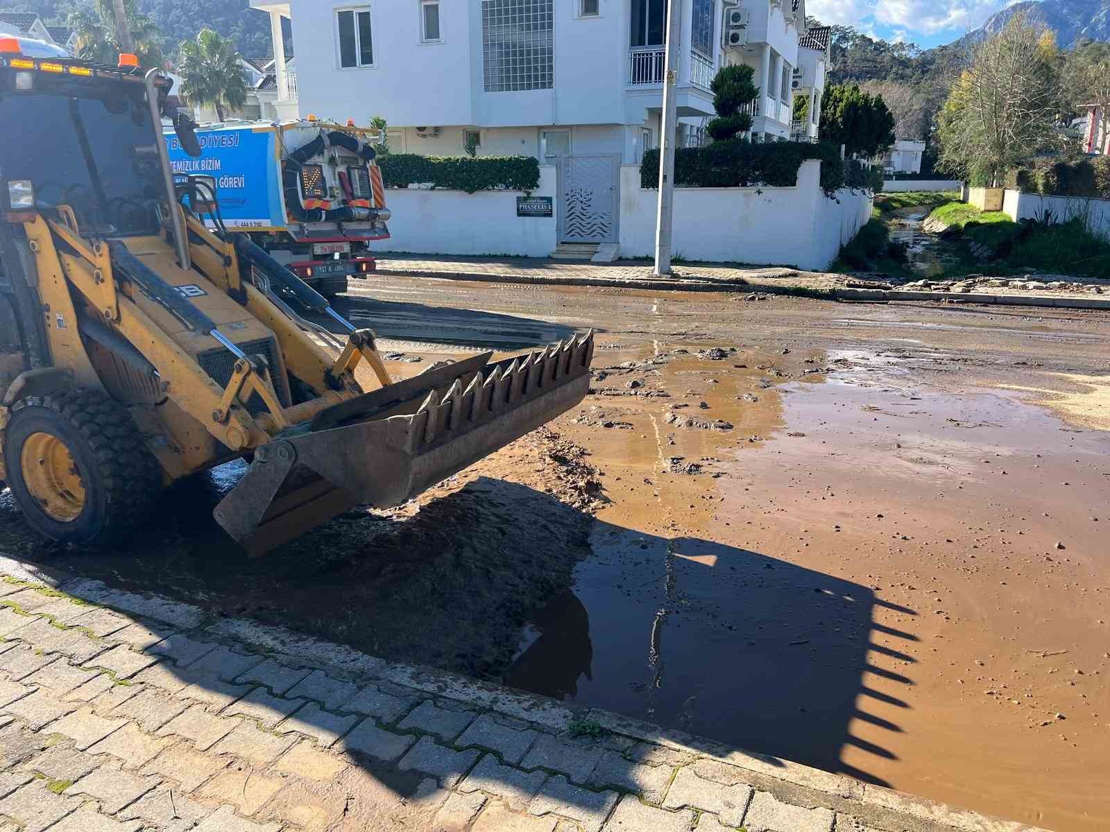 Kemer’de şiddetli yağış sonrası dağlardan inen kum ve balçıklar temizleniyor