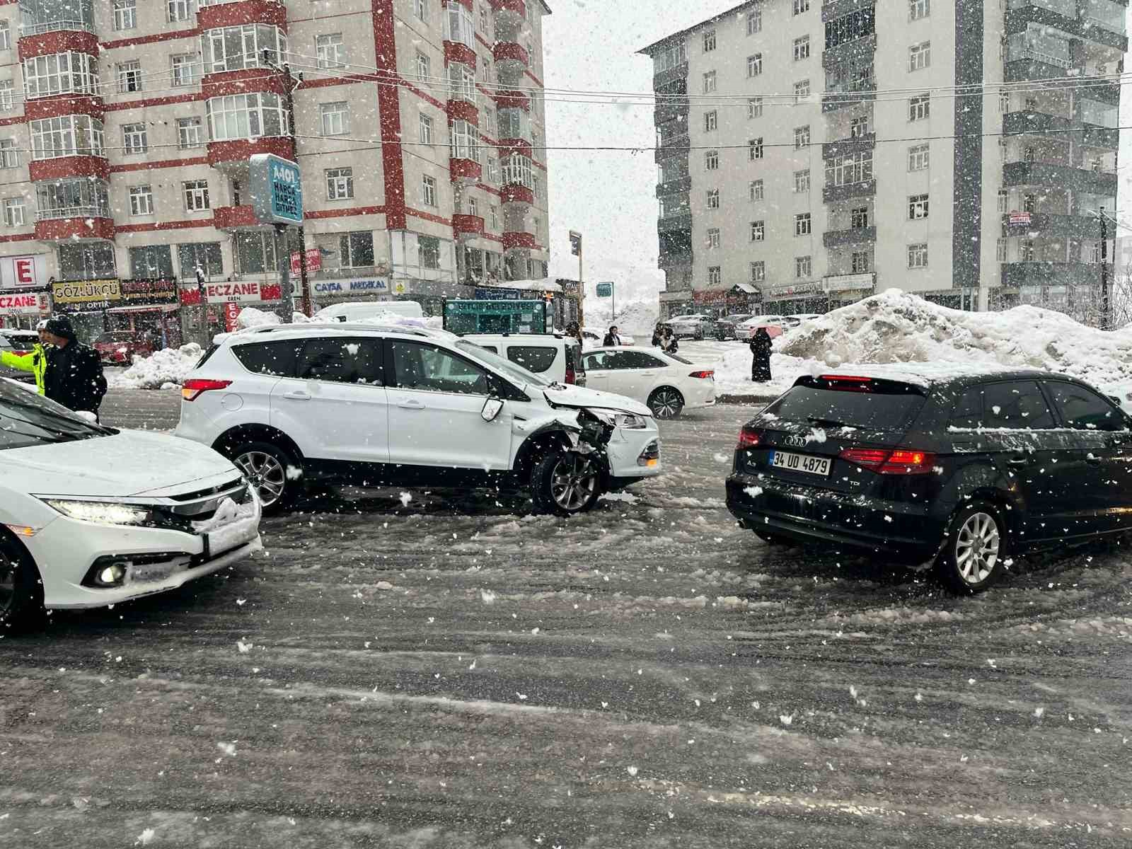 Bitlis&rsquo;te zincirleme trafik kazası
