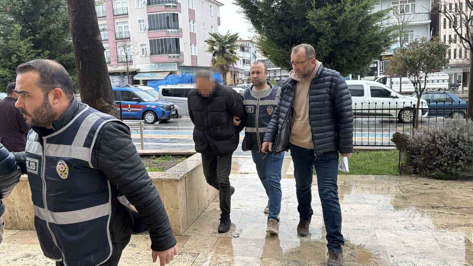 Tokat&rsquo;ta ka&ccedil;ak g&ouml;&ccedil;men taşıyan s&uuml;r&uuml;c&uuml;ler tutuklandı
