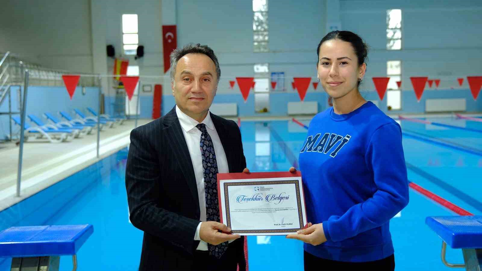 Kahraman &ouml;ğrenciler rekt&ouml;r tarafından &ouml;d&uuml;llendirildi
