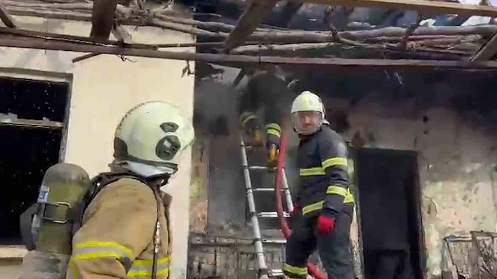 Tek katlı m&uuml;stakil ev alevlere teslim oldu: 1 ağır yaralı
