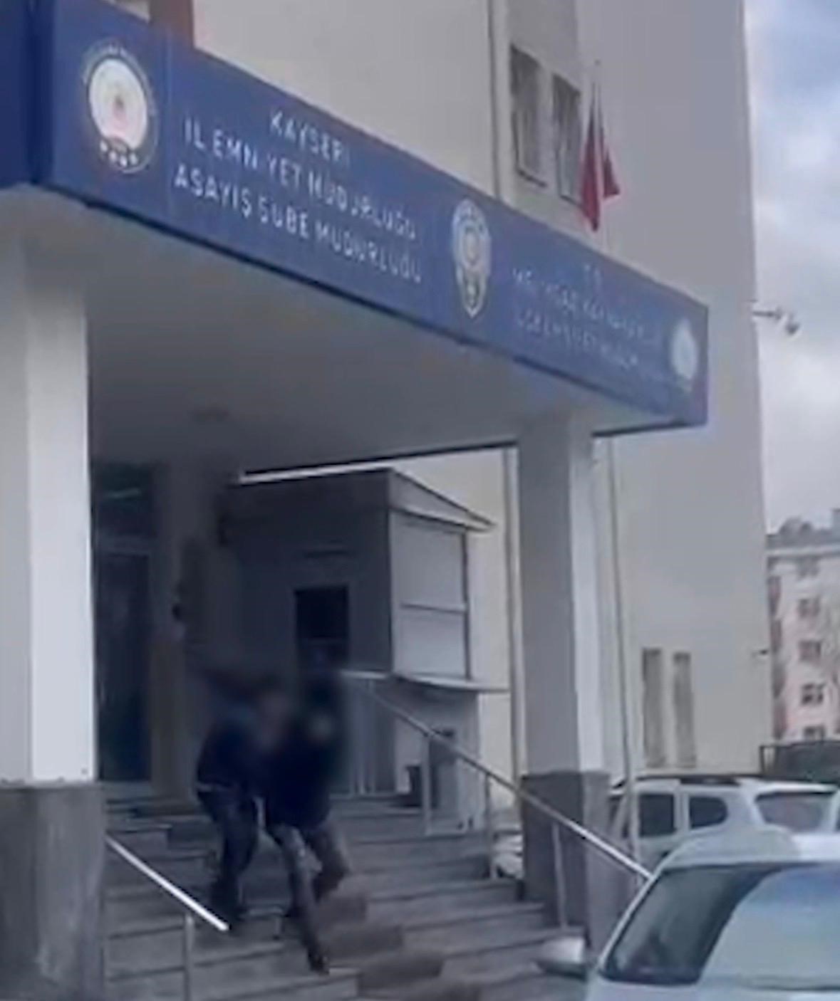 İkametten 1 milyon 700 bin TL&rsquo;lik ziynet eşyası &ccedil;aldılar: 2 kişi tutuklandı
