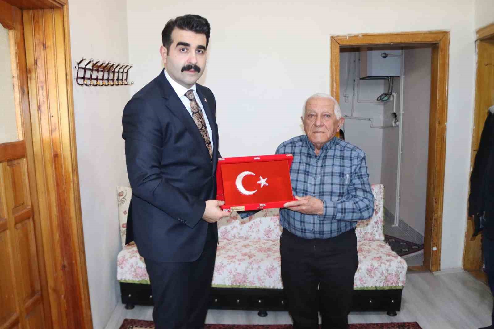 Kaymakam Eser, Tomarzalı şehit babasını ve Kıbrıs gazisini ziyaret etti
