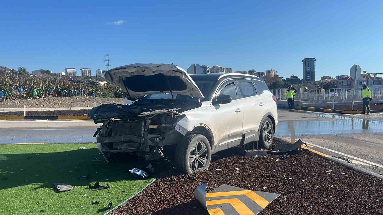 Alanya&rsquo;da SUV ara&ccedil; ile otomobil &ccedil;arpıştı: 3 yaralı

