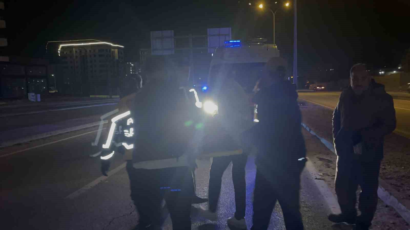 Karşıya ge&ccedil;mek isterken otomobilin &ccedil;arptığı kadın ağır yaralandı
