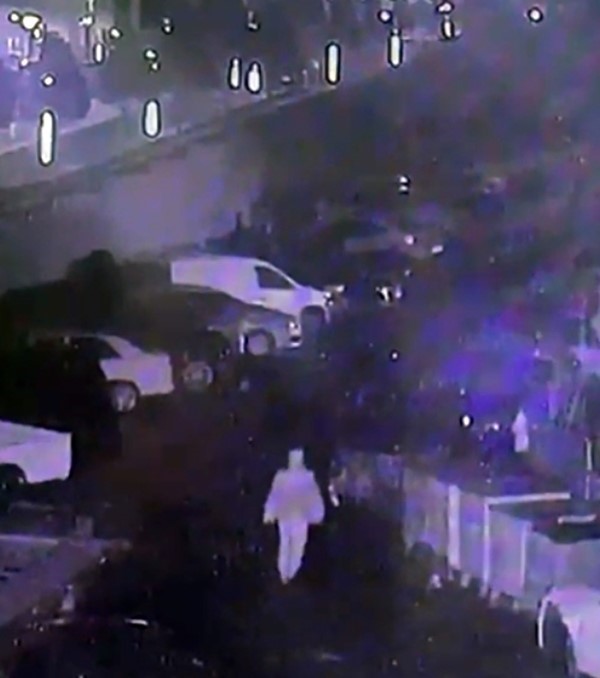 Isınmak için yaktığı ateş 5 aracı küle çevirdi