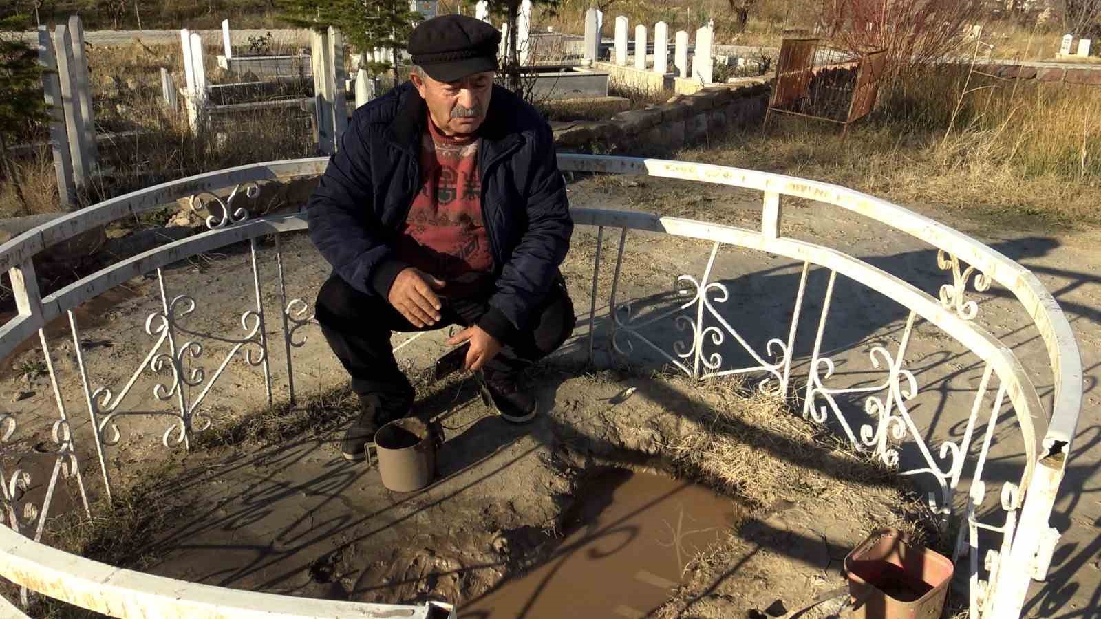 Karaman&rsquo;da mezarlıkta &ccedil;ıkan yağlı &ccedil;amurun şifa dağıttığına inanılıyor
