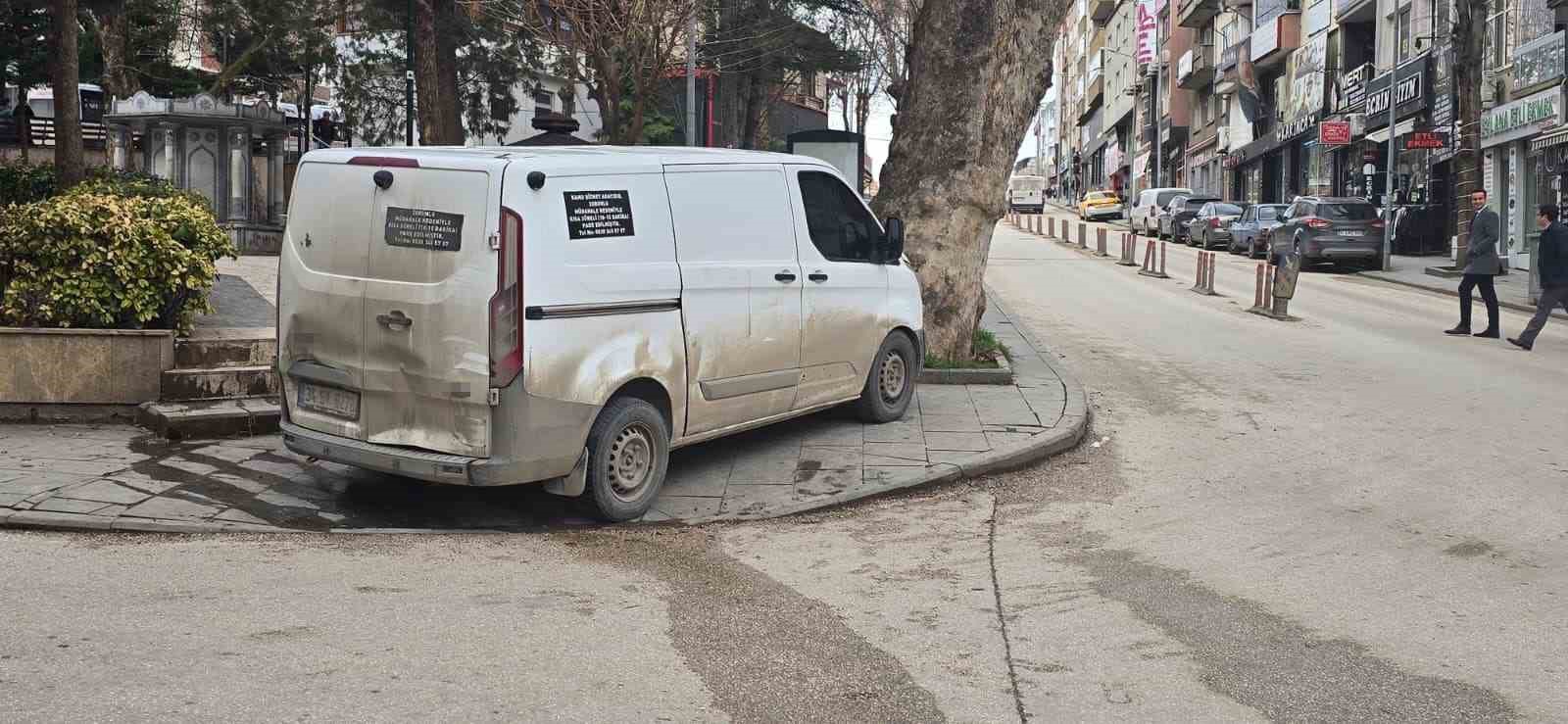 Kaldırıma park ara&ccedil; s&uuml;r&uuml;s&uuml;ne tepki geldi
