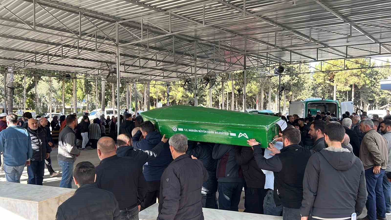 Mersin’deki kazadan acı hikaye: İkizleri ölüm ayırdı, 3 cenaze yan yana defnedildi