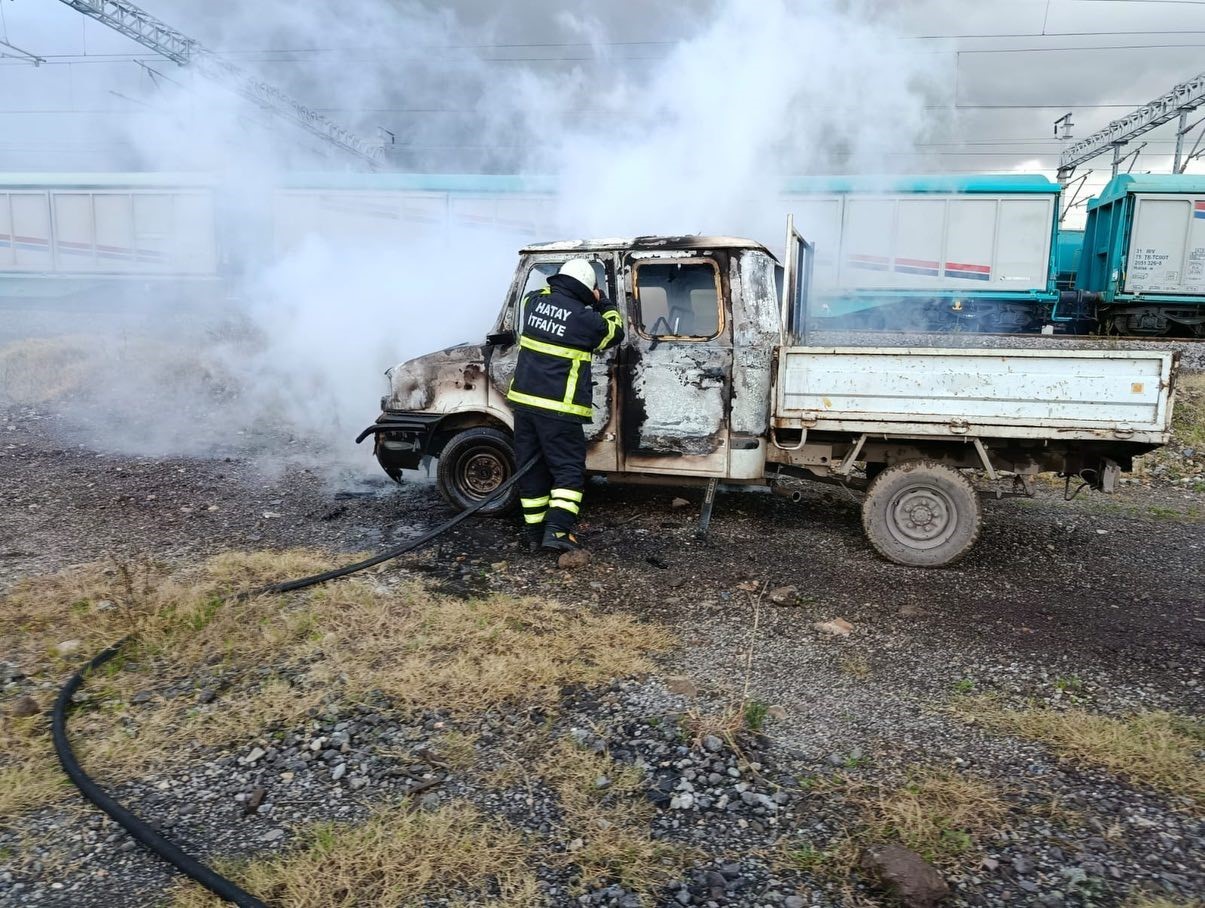 Payas’ta kamyonet alevlere teslim oldu