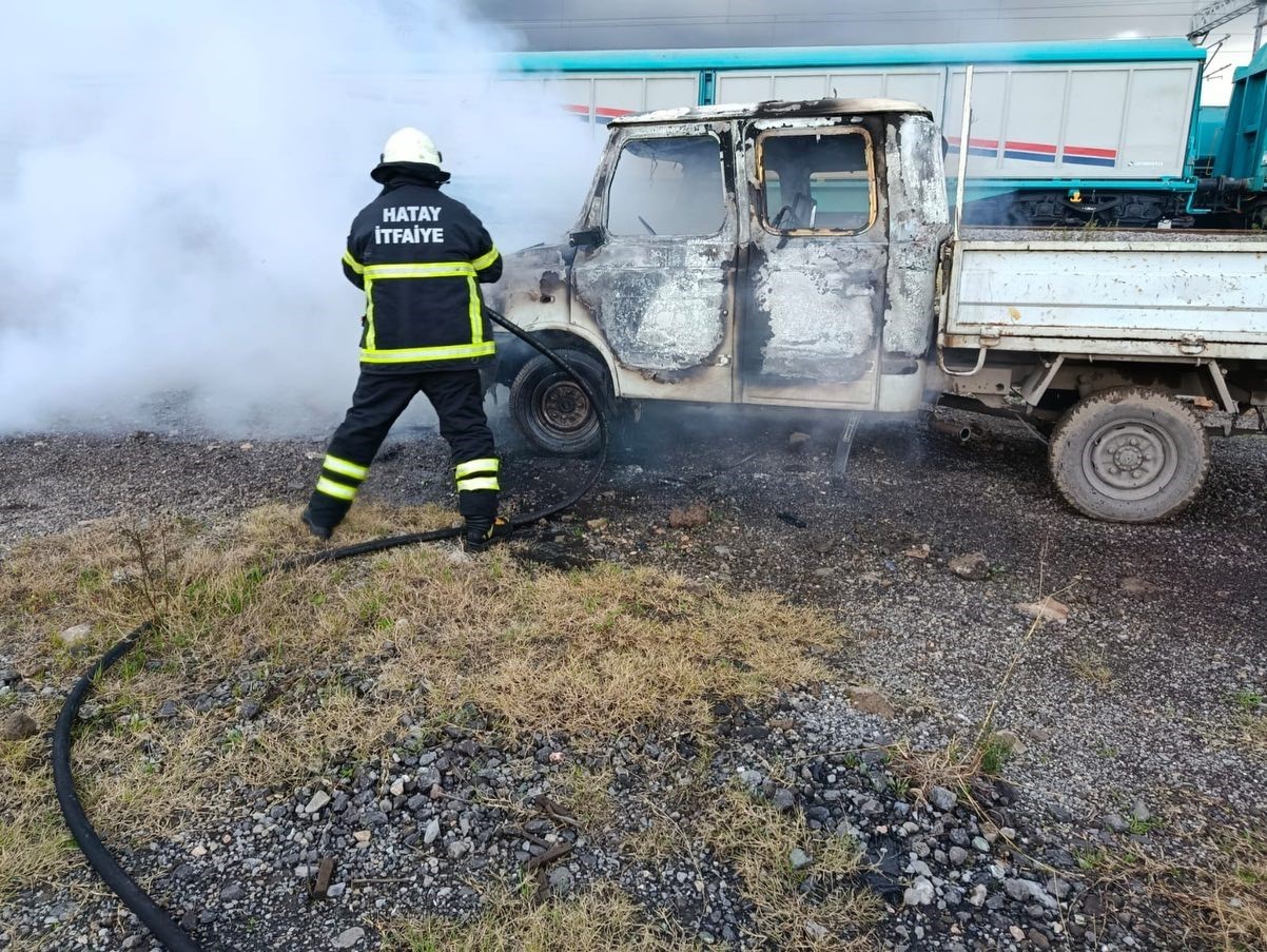 Payas&rsquo;ta kamyonet alevlere teslim oldu
