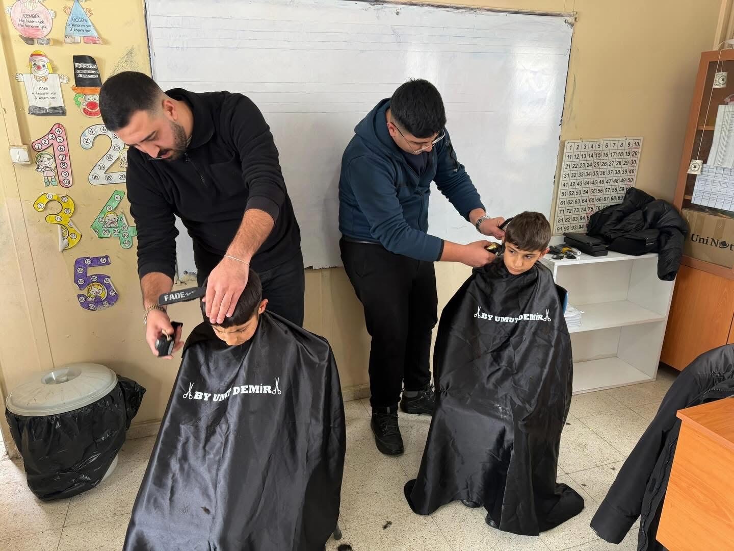 Köy okullarında eğitim gören öğrencilere kırtasiye malzemesi yardımı