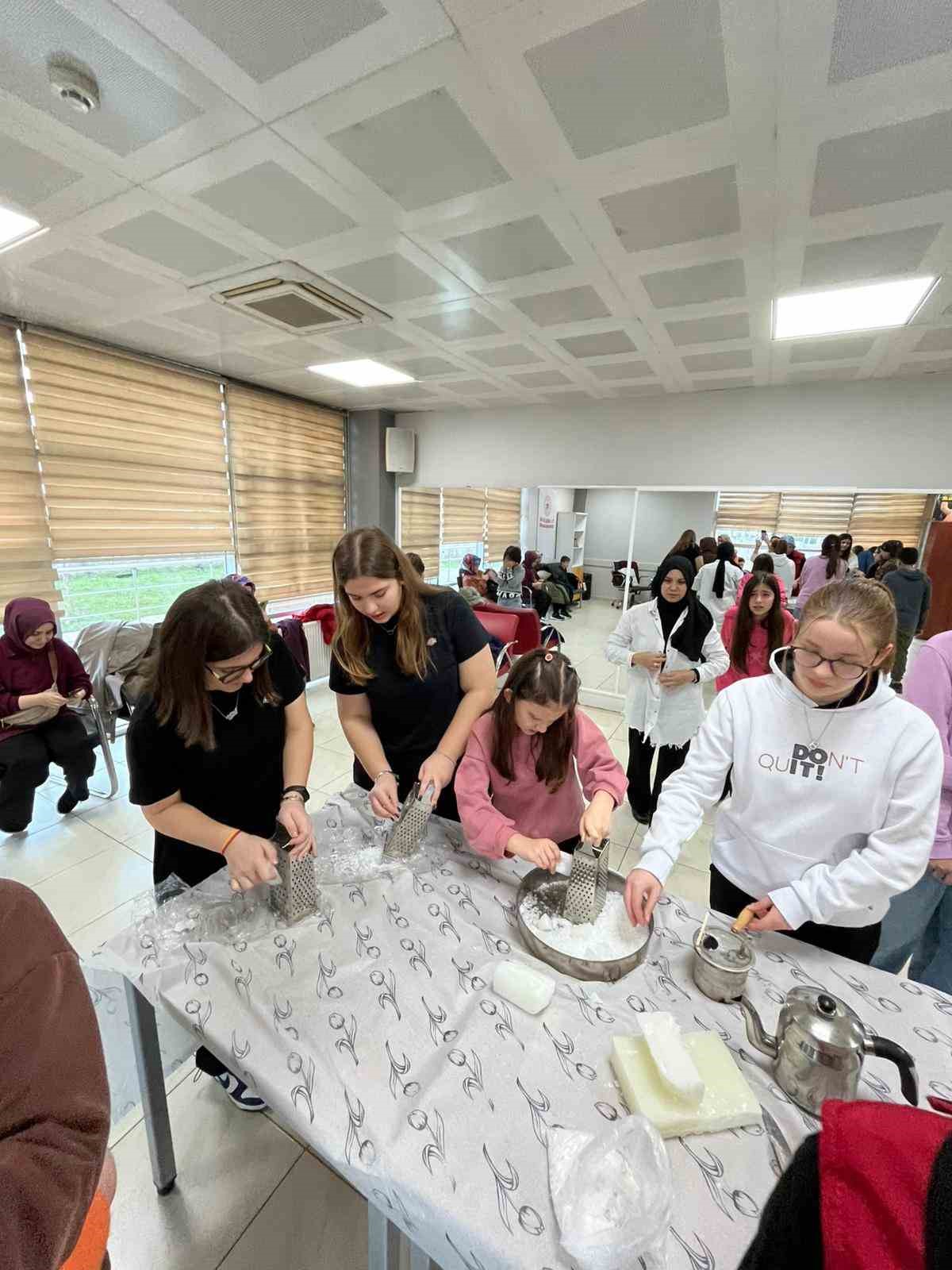 Mum at&ouml;lyesi ilgi g&ouml;rd&uuml;
