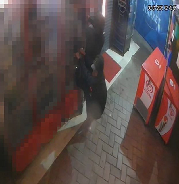 Alanya&rsquo;da ara&ccedil;ların lastiklerini kesen, tuvalete zarar verip, marketten yiyecek ve i&ccedil;ecek alan 3 ş&uuml;pheli yakalandı
