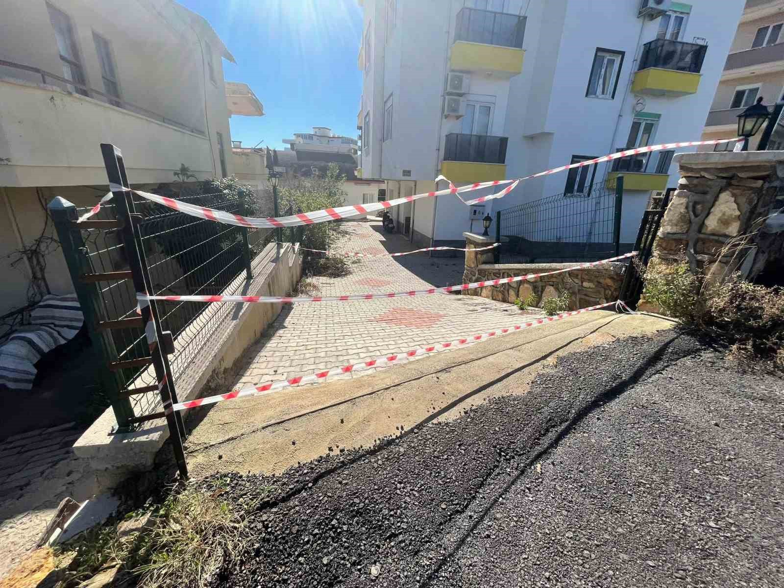 Sağanak sonrası apartman bah&ccedil;esindeki havuz &ccedil;&ouml;kt&uuml;, 7 katlı apartman tahliye edildi
