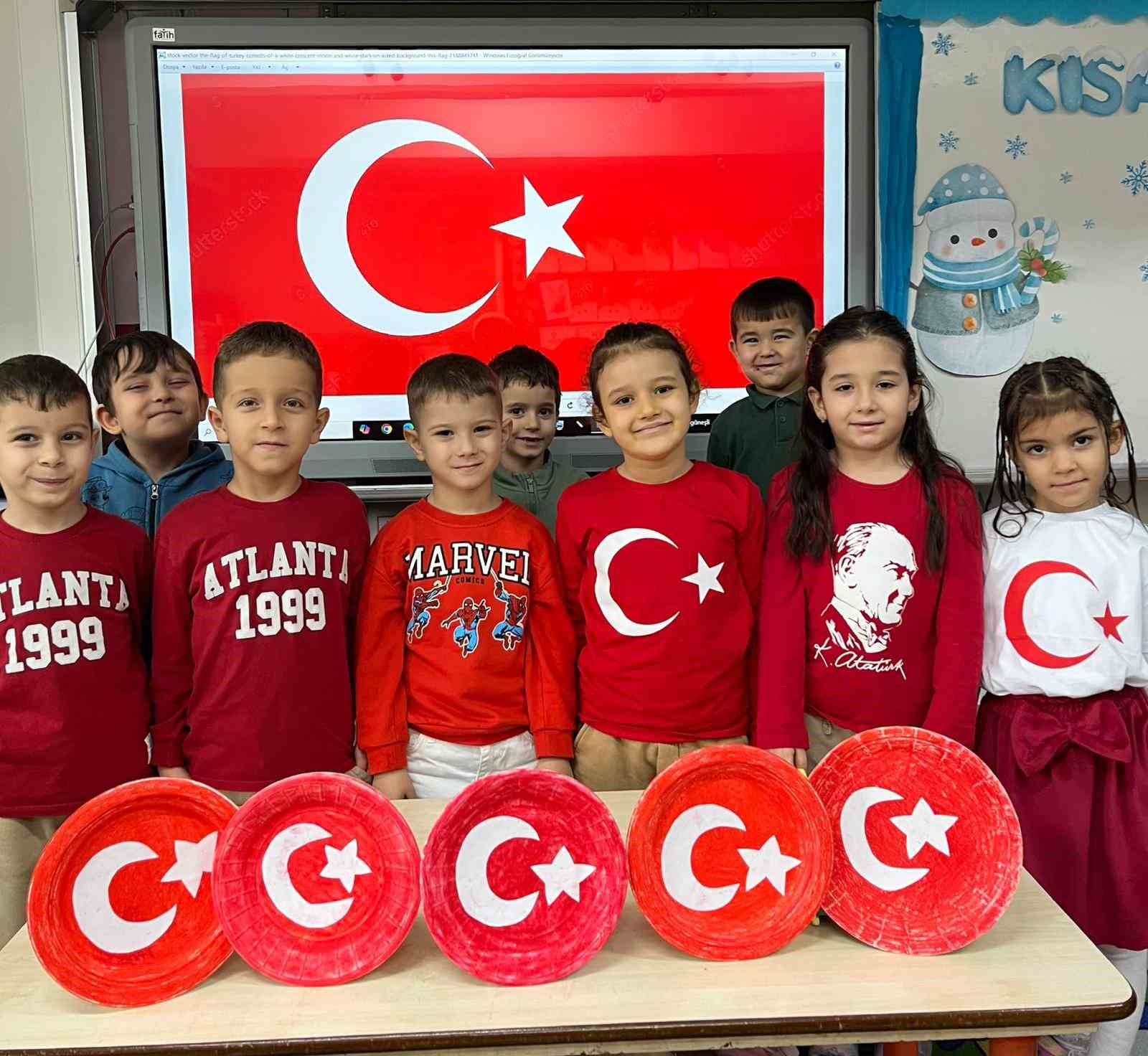 Balıkesir’de eğitimde ikinci dönem bayrak sevgisiyle başladı