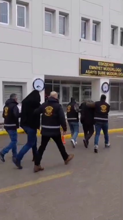 Ak&uuml; firmasını sahte &ccedil;ek ile 6 milyon TL zarara uğratan dolandırıcılar yakalandı
