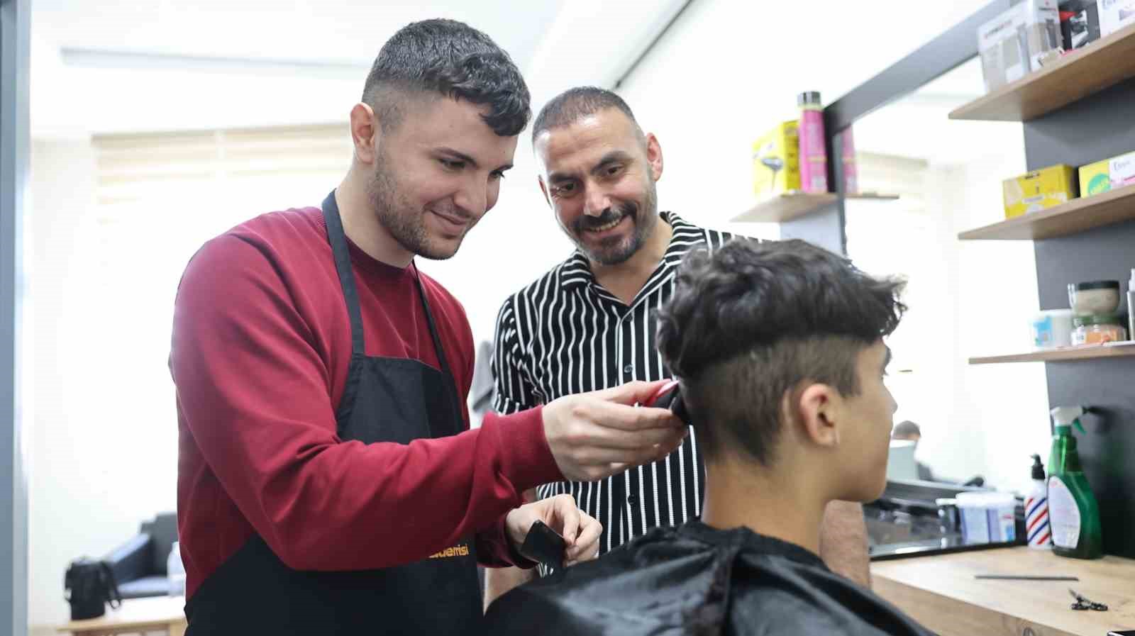 Sultangazi&rsquo;de &ouml;zel bireylere &uuml;cretsiz berberlik hizmeti
