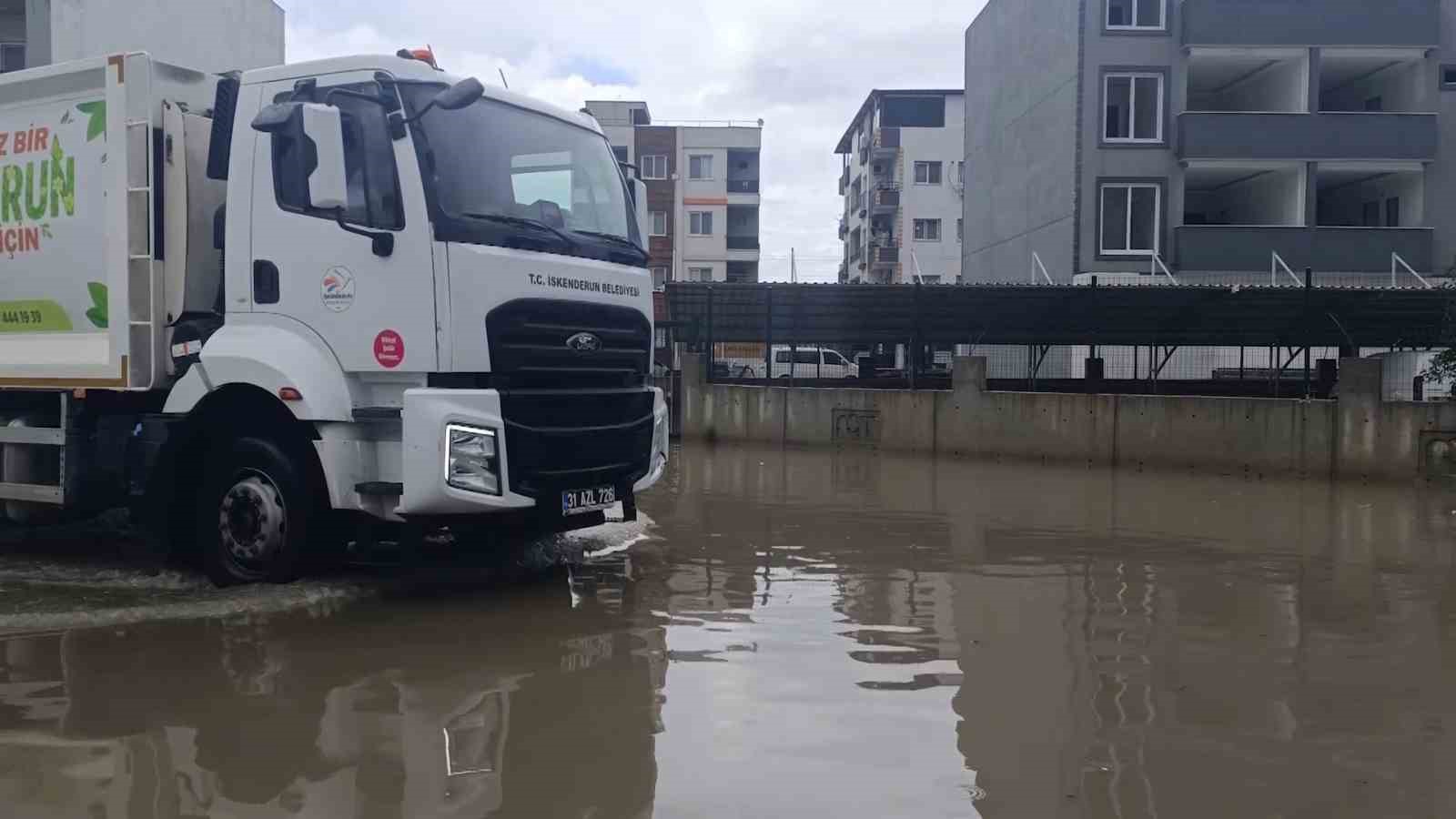 G&ouml;le d&ouml;nen yol y&uuml;z&uuml;nden derse gidemeyen &uuml;niversite &ouml;ğrencisi "Derse gelemeyeceğim" diyerek hocasına seslendi
