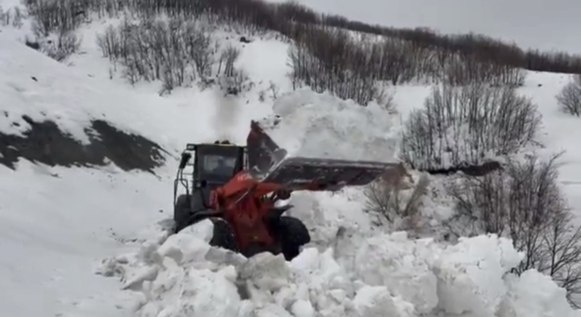 Yedisu’da kar kalınlığı 1 metreyi aştı, ekiplerin mücadelesi sürüyor