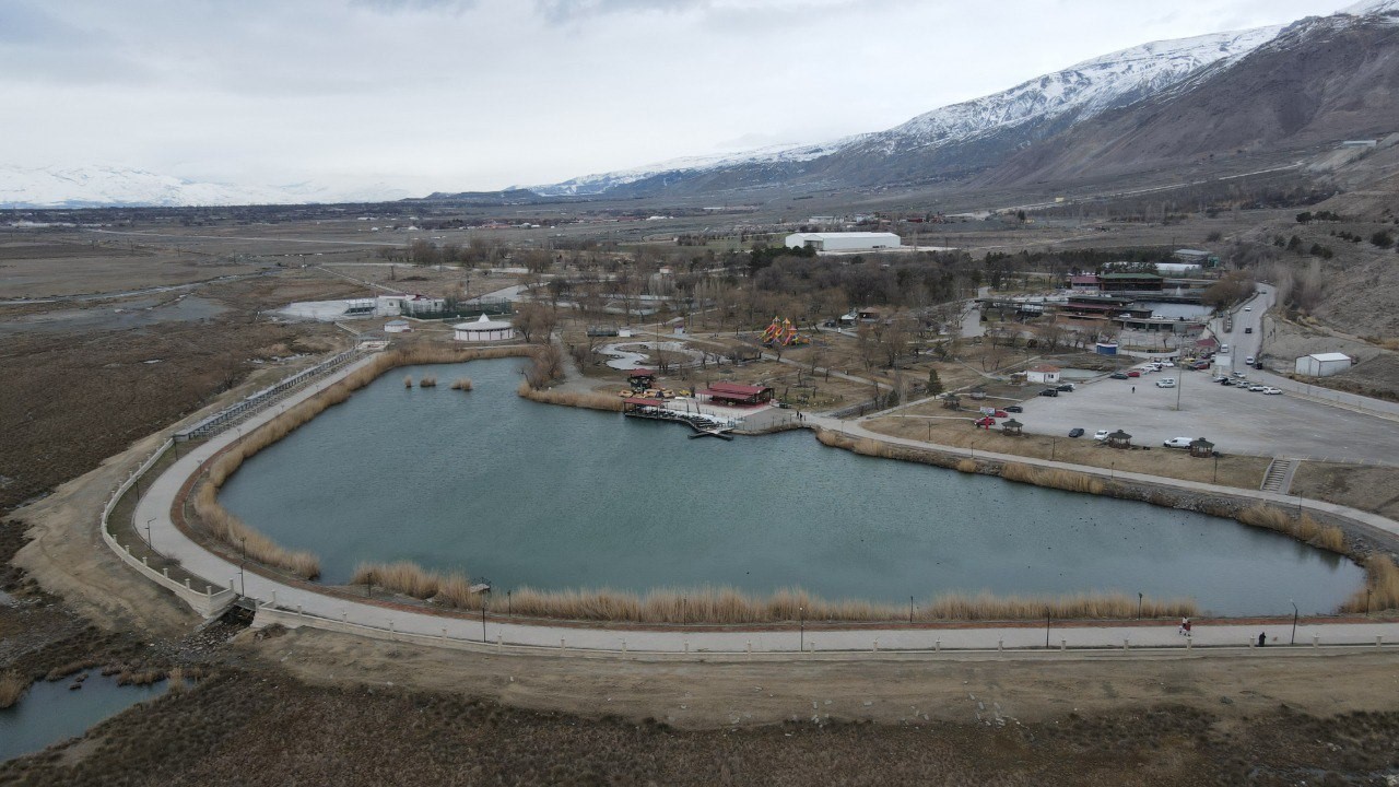 Dünyada nadir görülen doğal oluşum: 5 ayrı su aynı noktadan çıkıyor