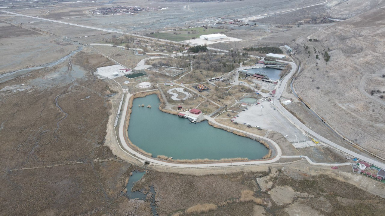 D&uuml;nyada nadir g&ouml;r&uuml;len doğal oluşum: 5 ayrı su aynı noktadan &ccedil;ıkıyor
