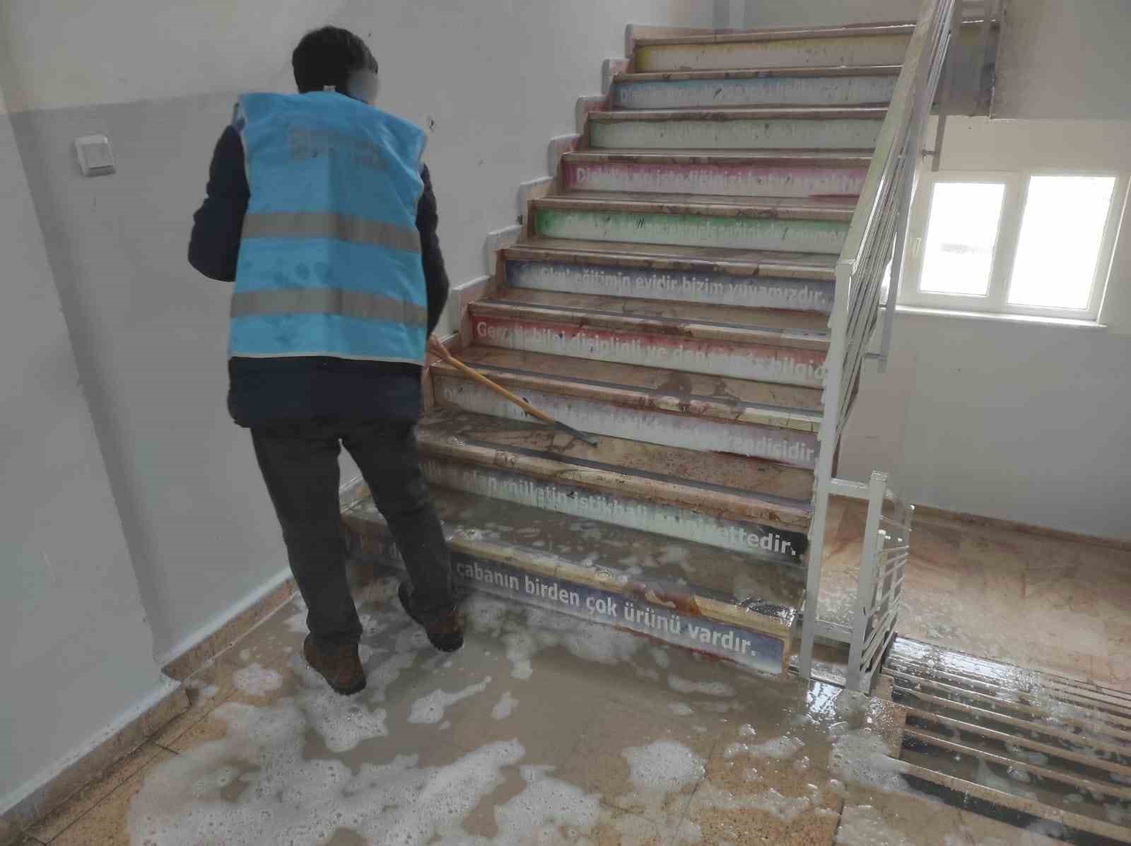 Y&uuml;k&uuml;ml&uuml;ler ara tatilde 6 okulu temizledi
