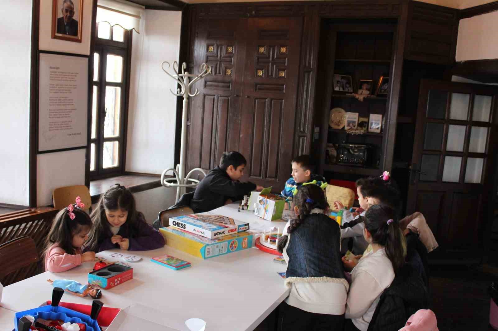 Bor İlçe Halk Kütüphanesi’nden annelere eğitim, çocuklara eğlence