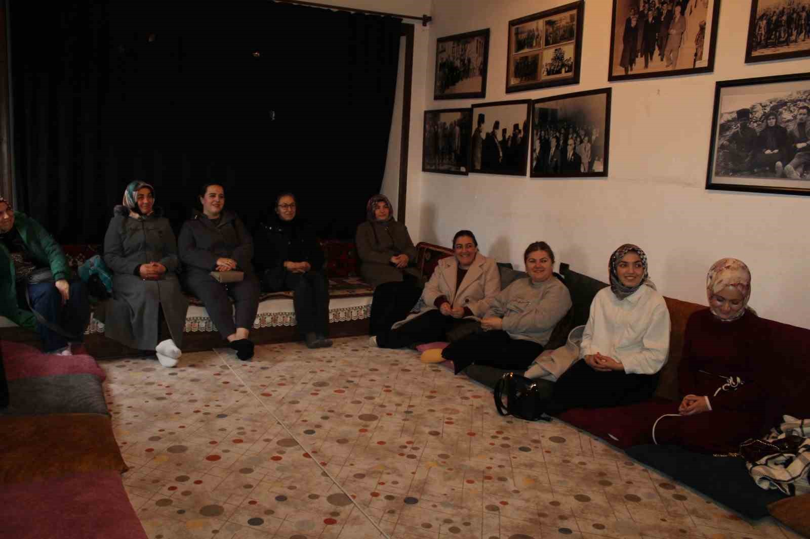 Bor İl&ccedil;e Halk K&uuml;t&uuml;phanesi&rsquo;nden annelere eğitim, &ccedil;ocuklara eğlence
