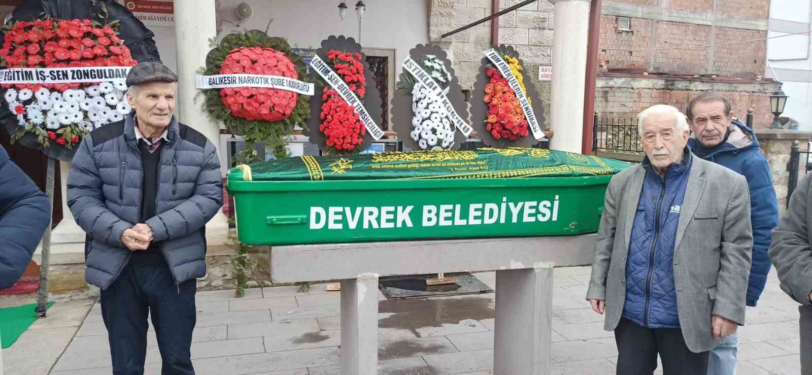 Emekli &ouml;ğretmen son yolculuğuna dualarla uğurlandı
