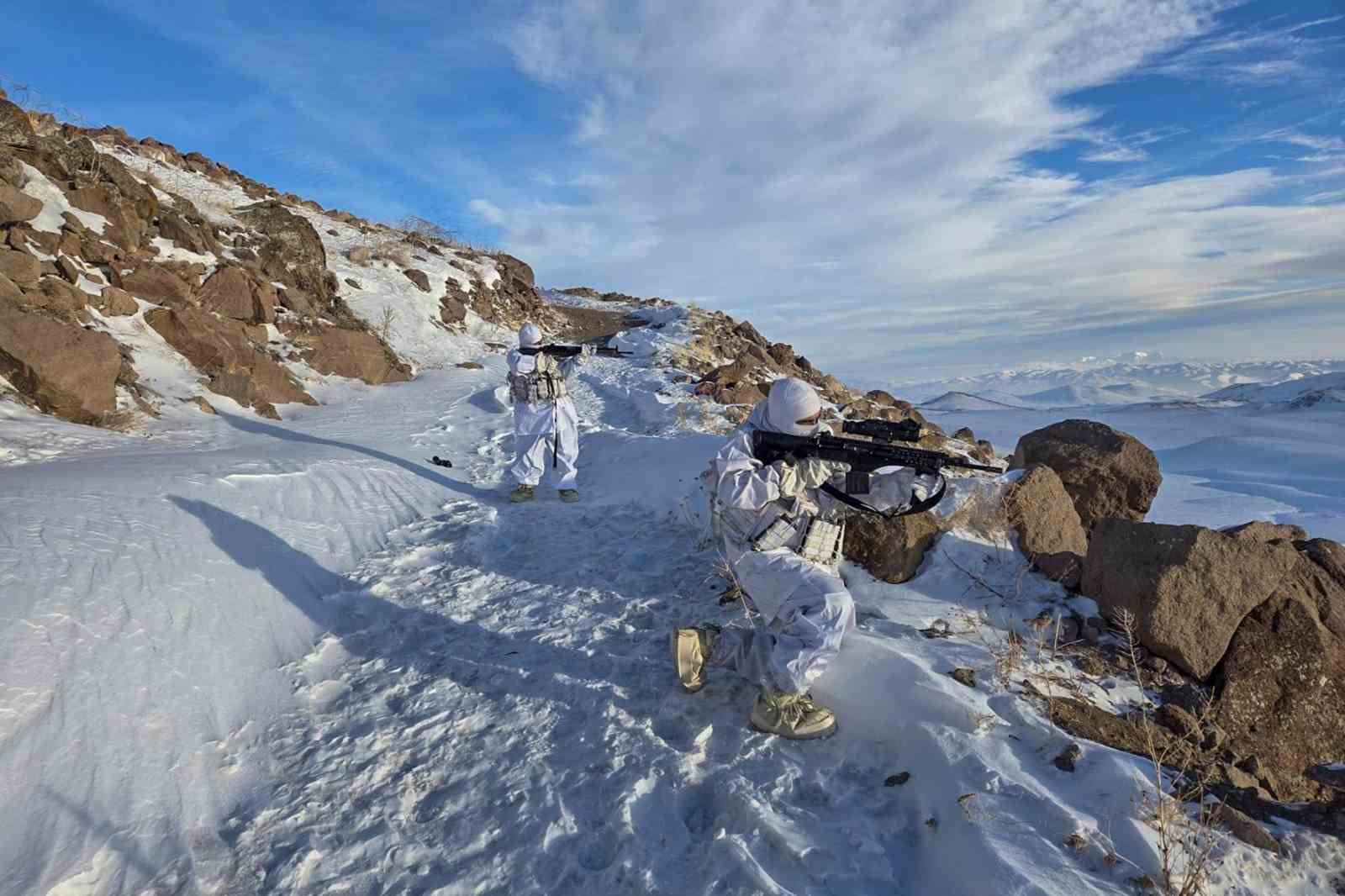 Soğuk ve kara rağmen Mehmet&ccedil;ik g&ouml;revde
