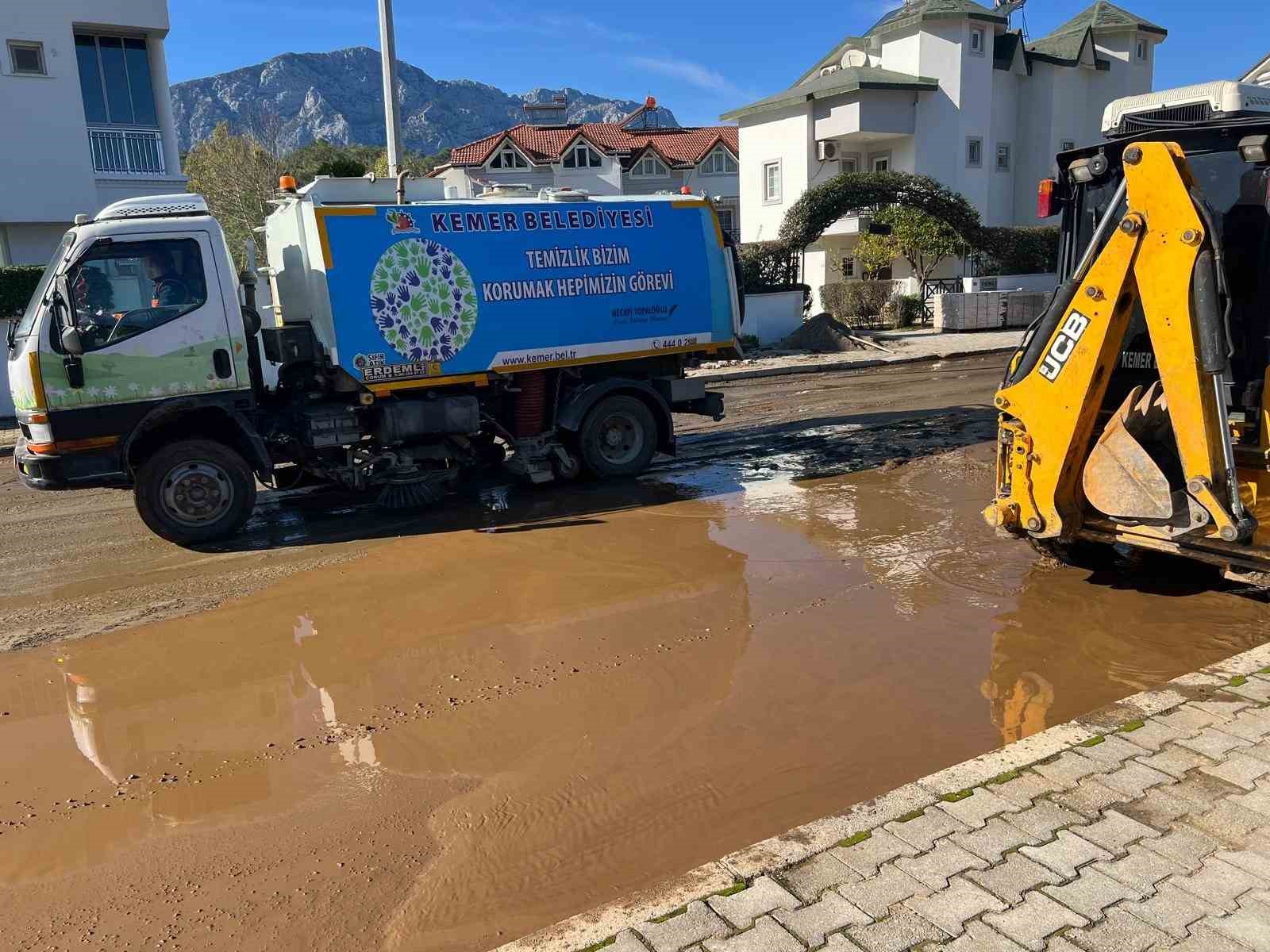 Kemer&rsquo;de şiddetli yağış sonrası dağlardan inen kum ve bal&ccedil;ıklar temizleniyor
