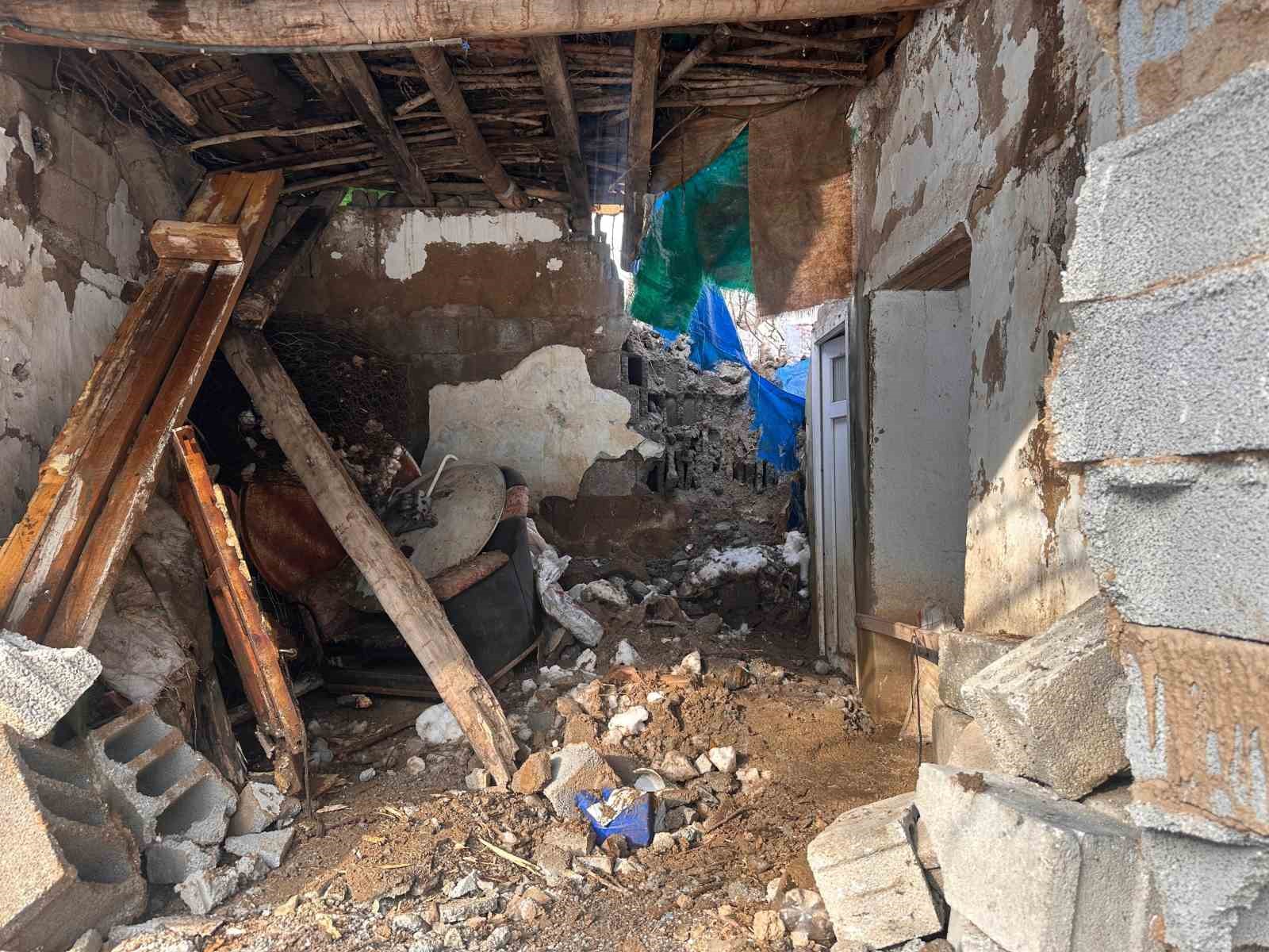 Hakkari’de bir evin üzerine kaya düştü