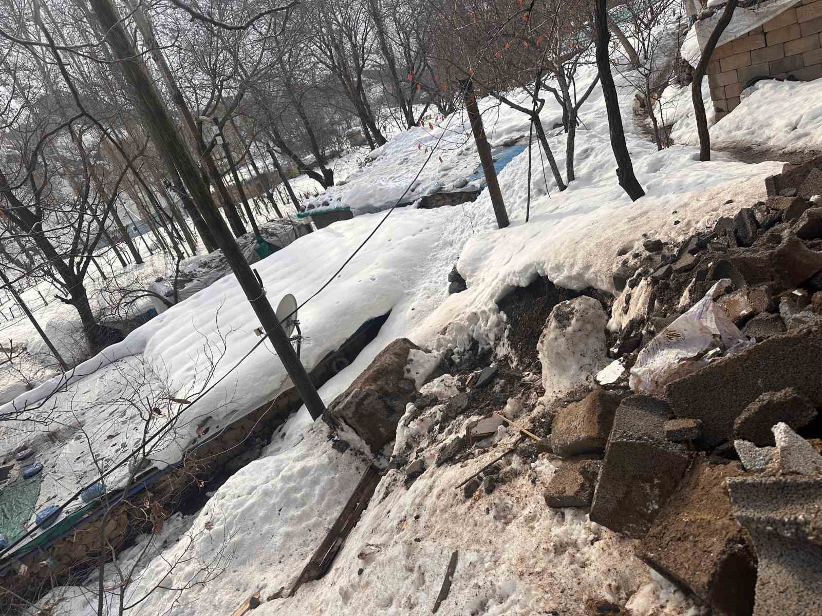 Hakkari&rsquo;de bir evin &uuml;zerine kaya d&uuml;şt&uuml;
