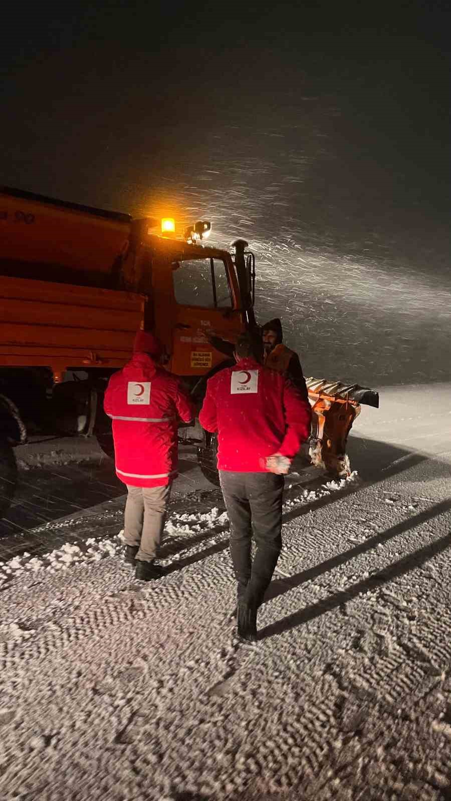 Kızılay&rsquo;dan mahsur kalan s&uuml;r&uuml;c&uuml;lere kumanya desteği
