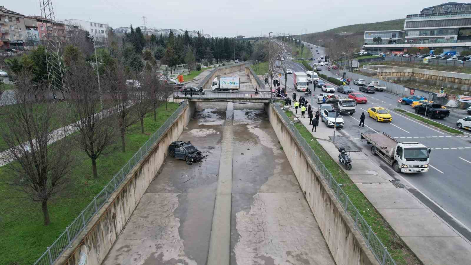 Küçükçekmece’de kazaya karışan araç, dereye uçtu