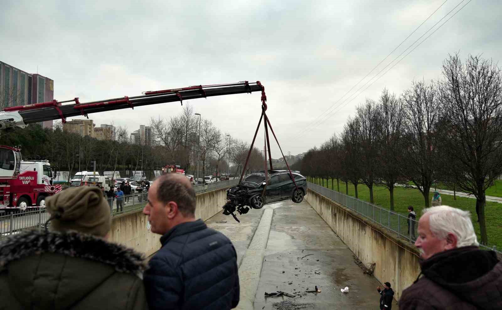 K&uuml;&ccedil;&uuml;k&ccedil;ekmece&rsquo;de kazaya karışan ara&ccedil;, dereye u&ccedil;tu

