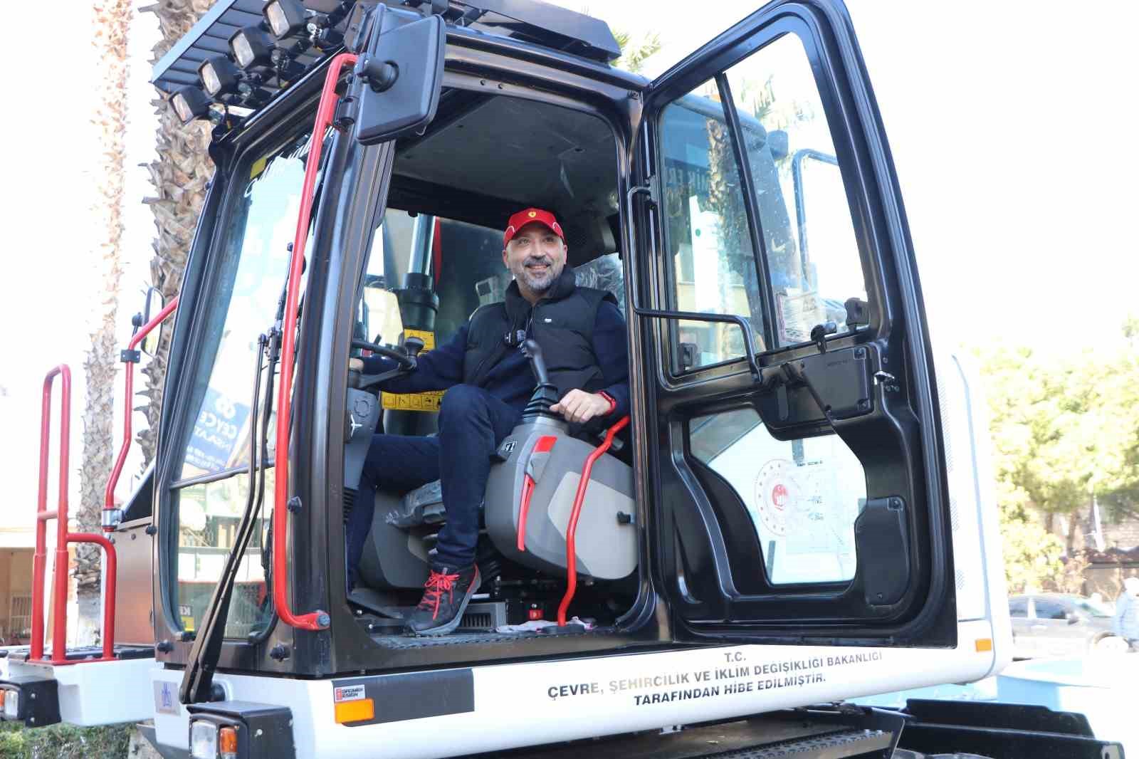 Söke Belediyesi’ne 15 tonluk ekskavatör